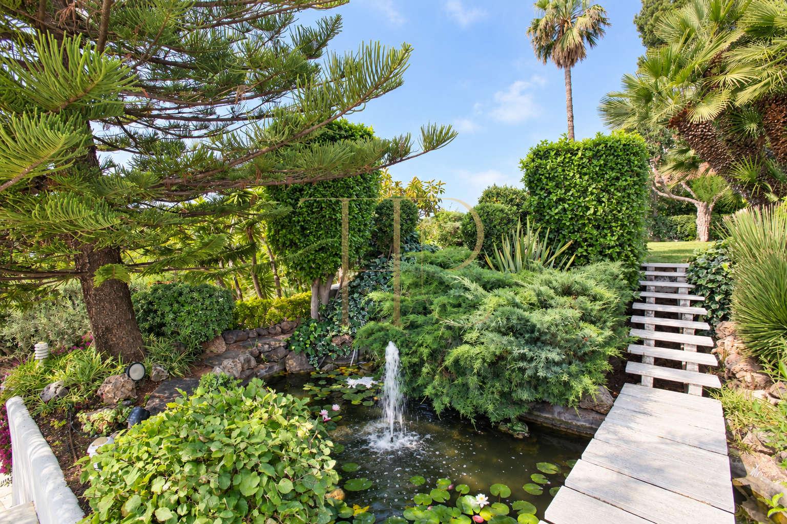 Villa con piscina y vistas al mar en Bellamar, Castelldefels