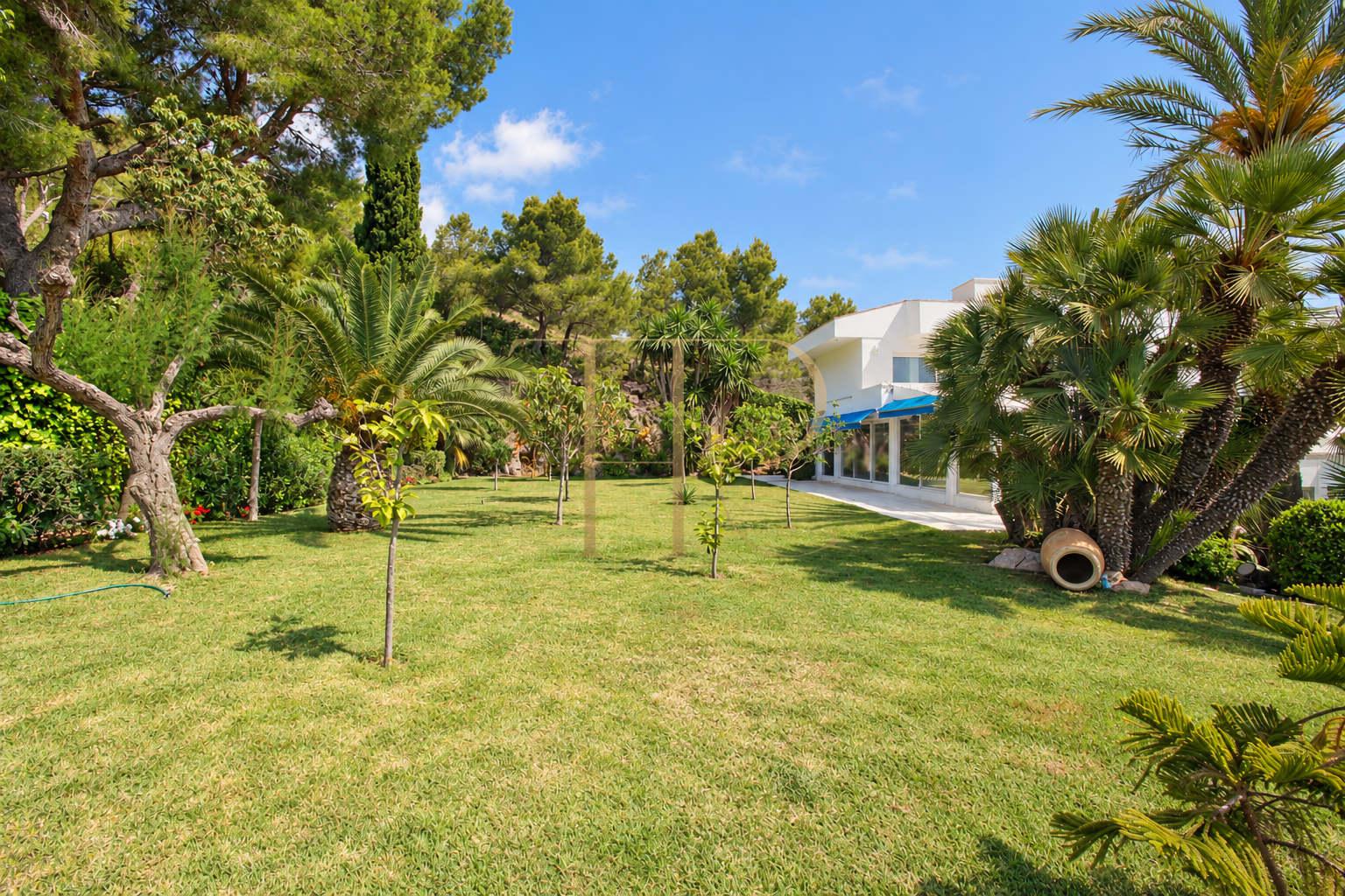 Villa con piscina y vistas al mar en Bellamar, Castelldefels
