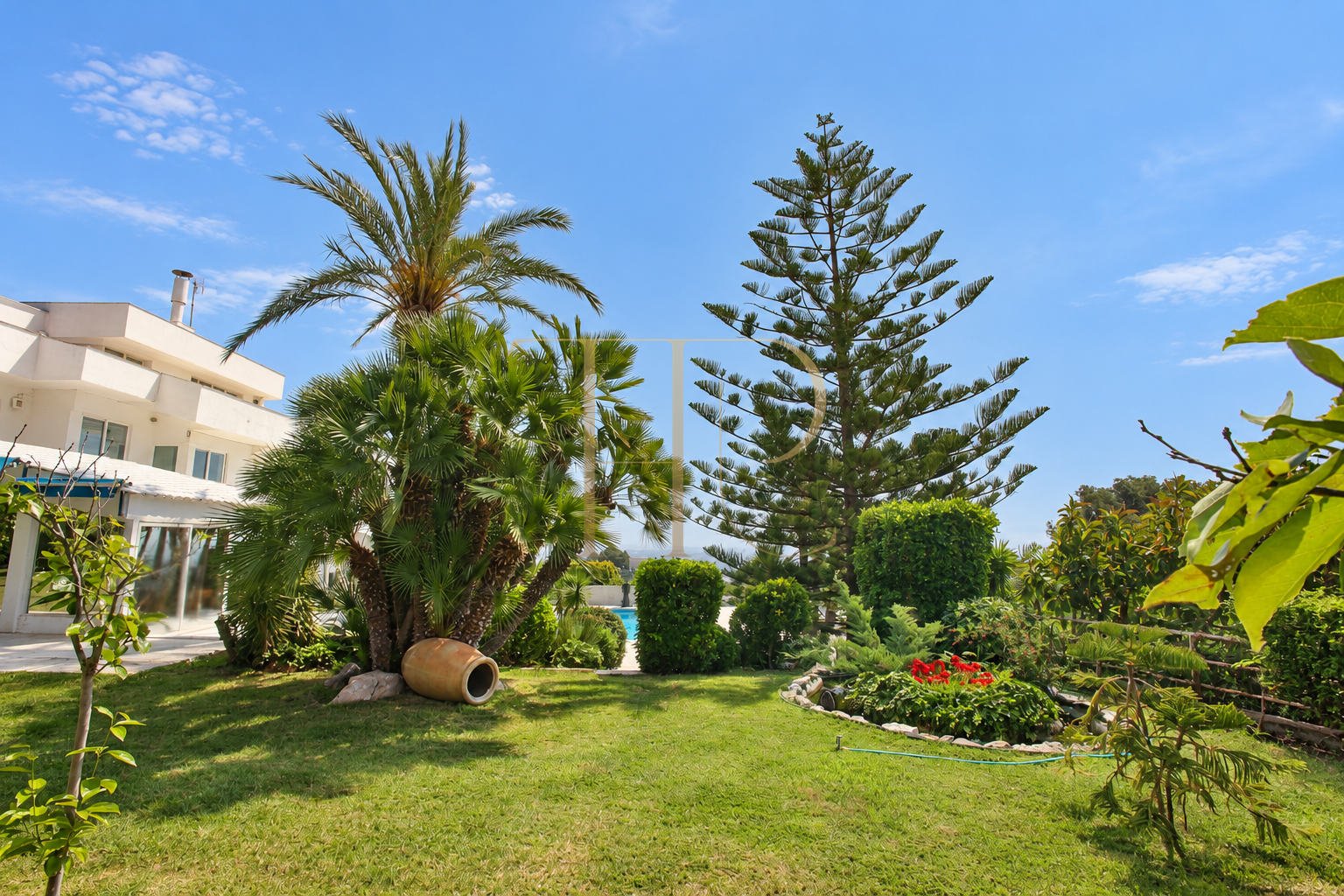 Villa con piscina y vistas al mar en Bellamar, Castelldefels