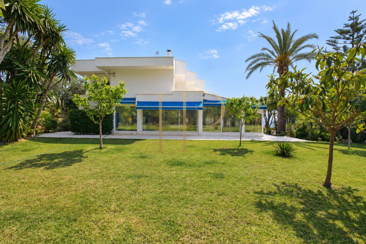 Villa con piscina y vistas al mar en Bellamar, Castelldefels
