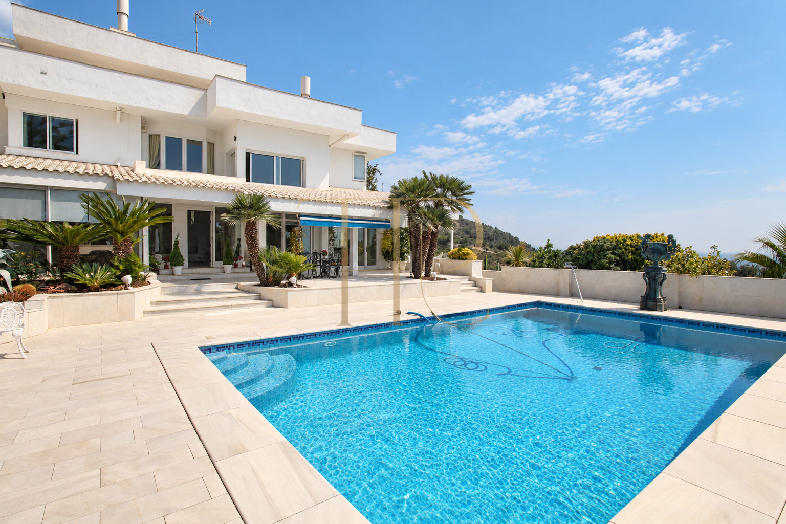 Villa con piscina y vistas al mar en Bellamar, Castelldefels