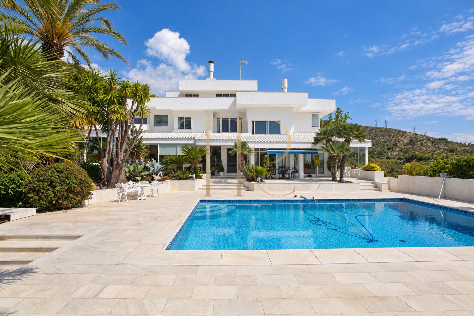 Villa con piscina y vistas al mar en Bellamar, Castelldefels