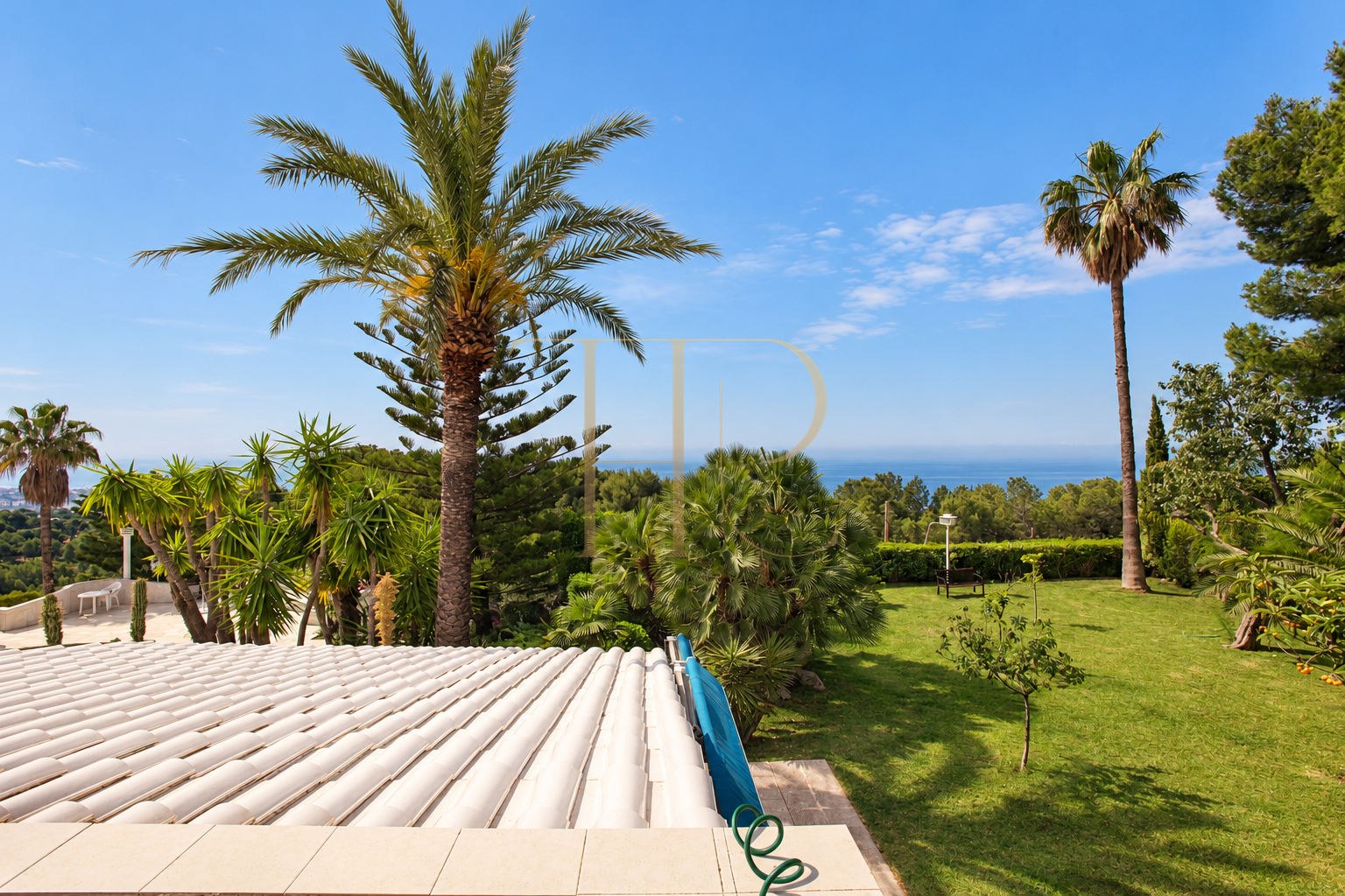 Villa con piscina y vistas al mar en Bellamar, Castelldefels