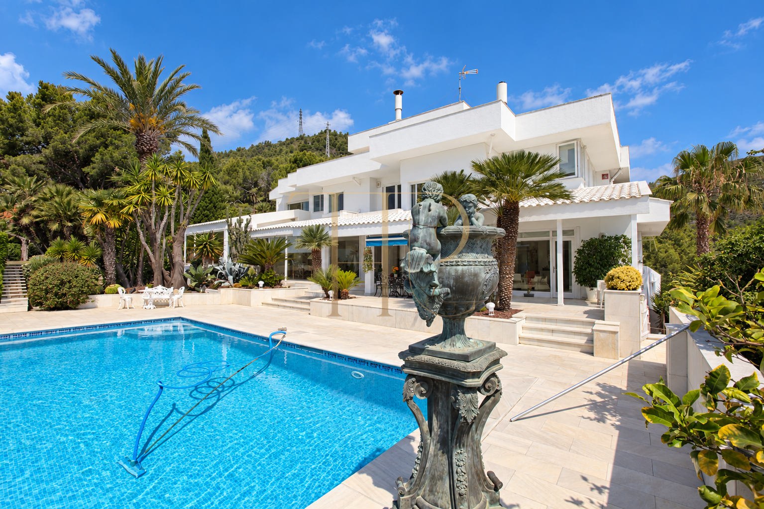 Villa con piscina y vistas al mar en Bellamar, Castelldefels