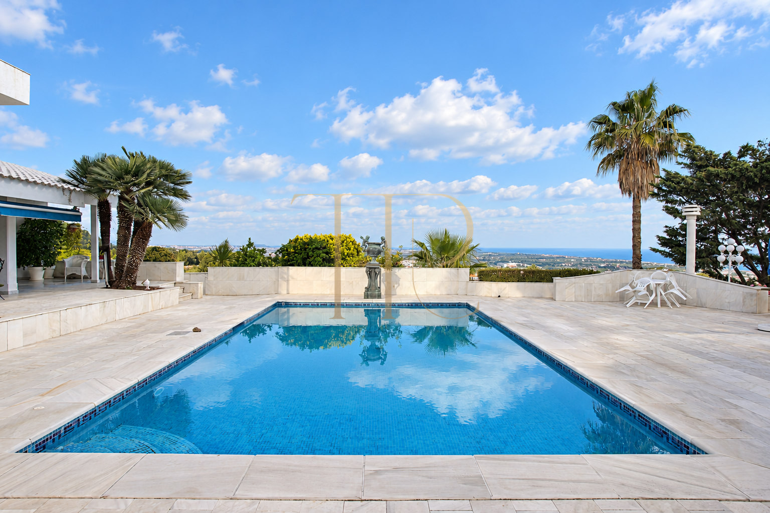 Villa con piscina y vistas al mar en Bellamar, Castelldefels