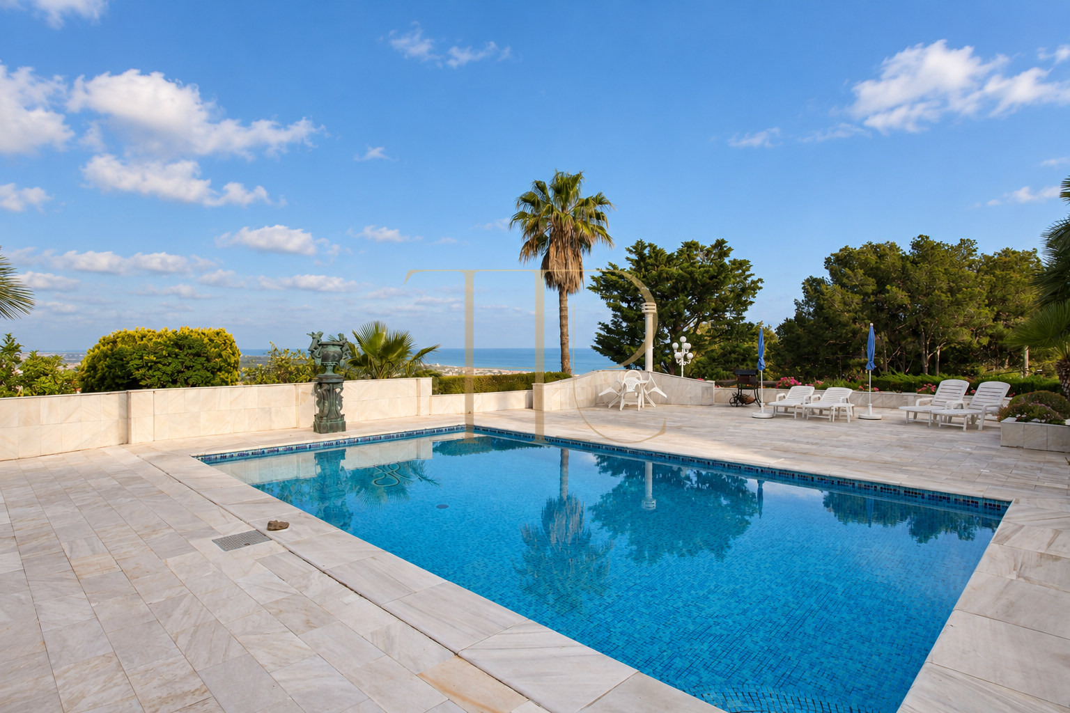 Villa con piscina y vistas al mar en Bellamar, Castelldefels