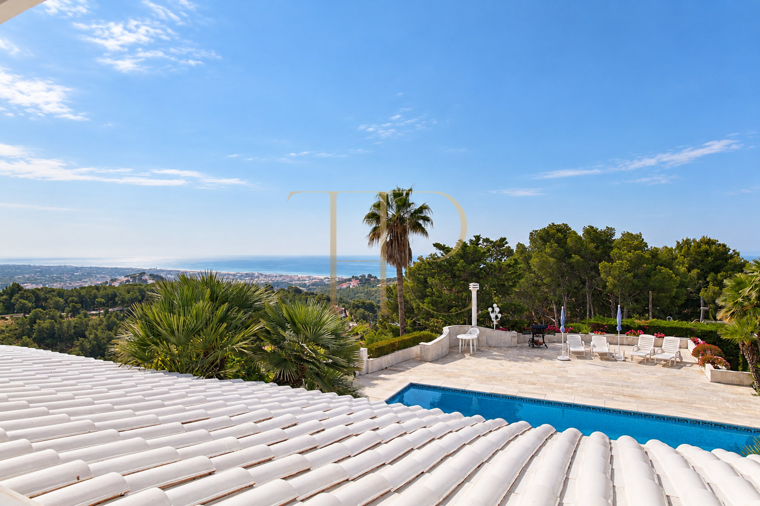 Villa con piscina y vistas al mar en Bellamar, Castelldefels