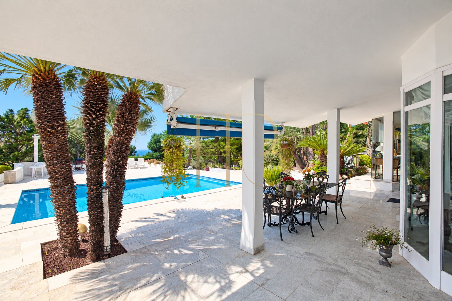 Villa con piscina y vistas al mar en Bellamar, Castelldefels
