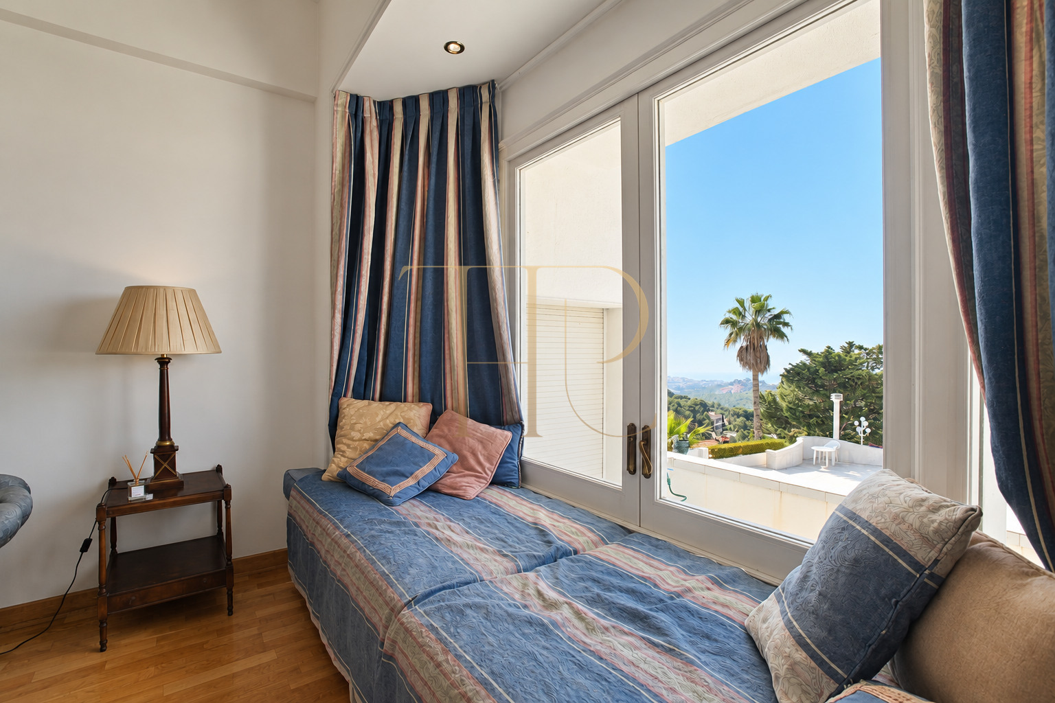 Villa con piscina y vistas al mar en Bellamar, Castelldefels