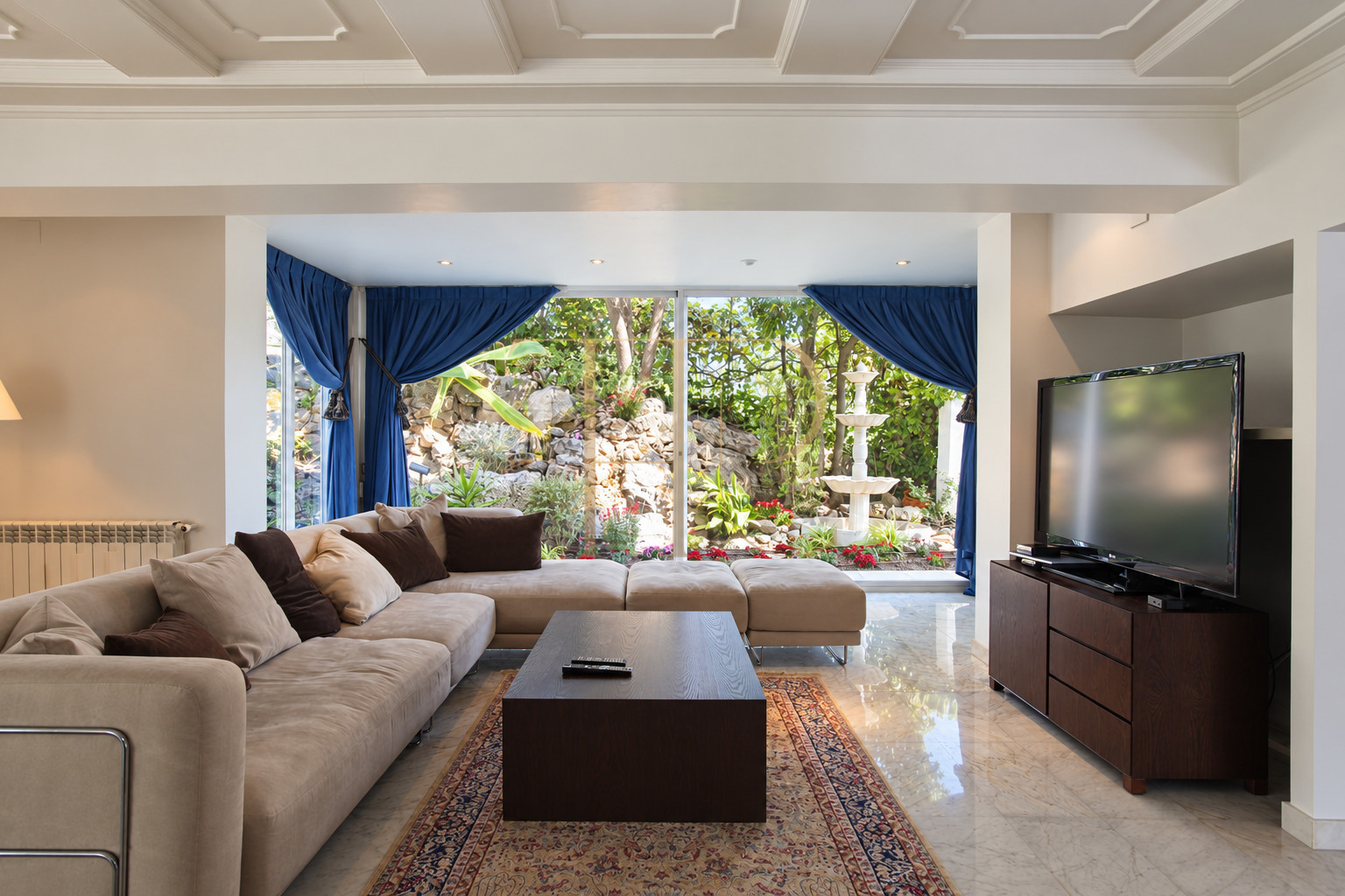 Villa con piscina y vistas al mar en Bellamar, Castelldefels
