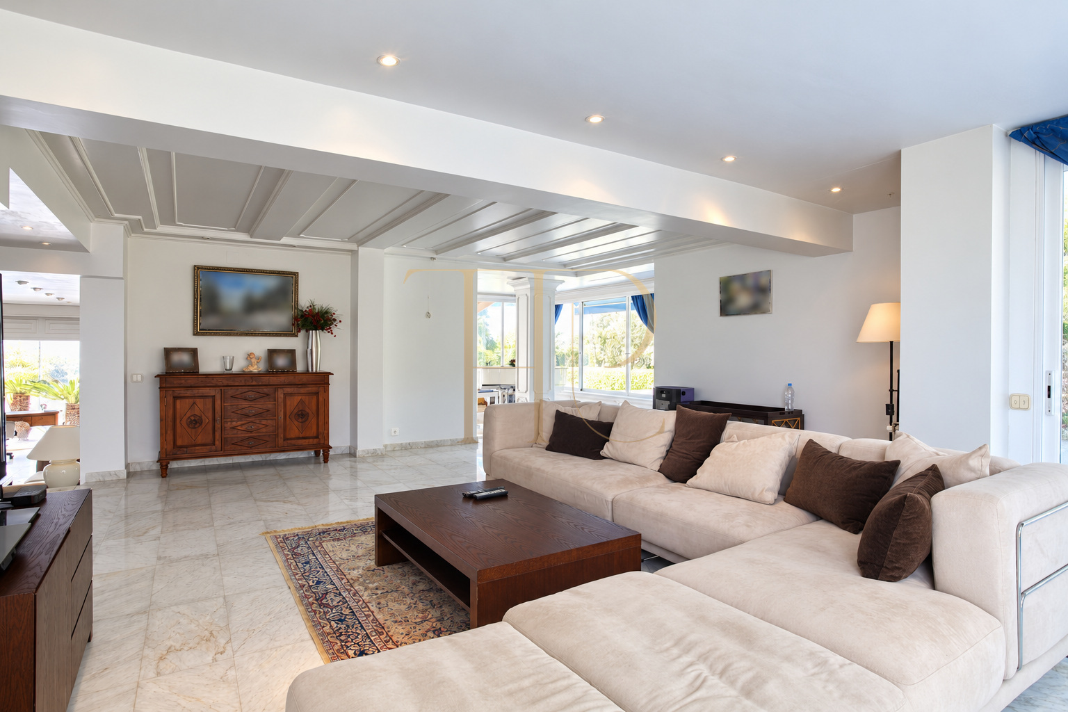 Villa con piscina y vistas al mar en Bellamar, Castelldefels