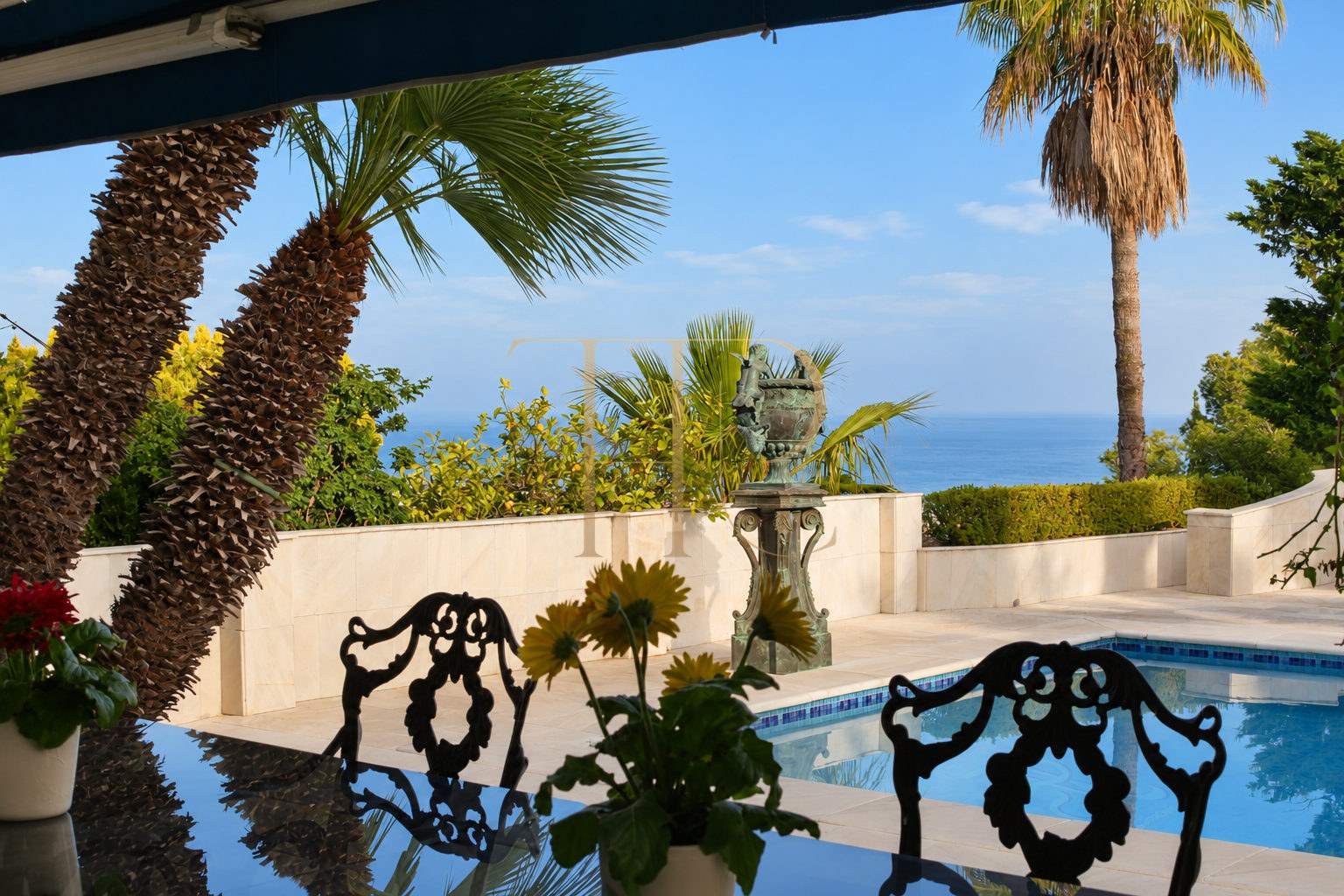 Villa con piscina y vistas al mar en Bellamar, Castelldefels