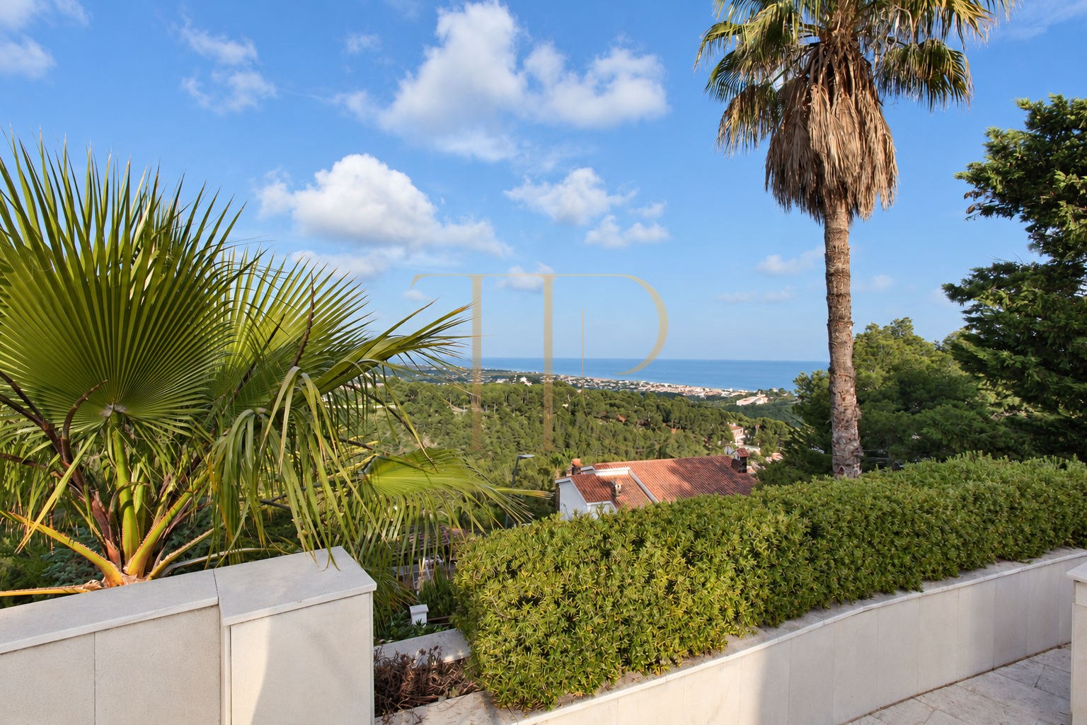 Villa con piscina y vistas al mar en Bellamar, Castelldefels