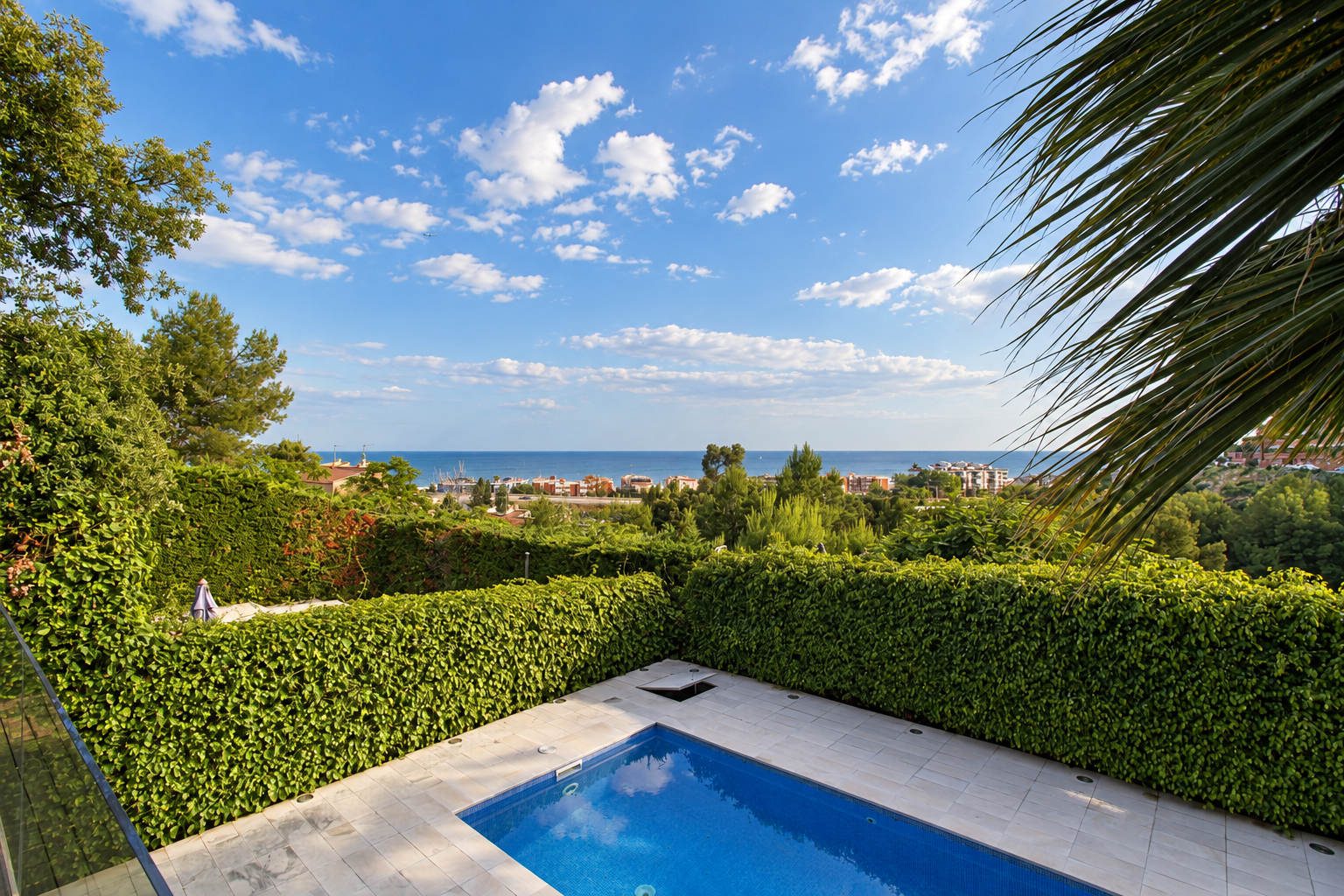 Casa pareada con vistas al mar en venta en Les Botigues de Sitges