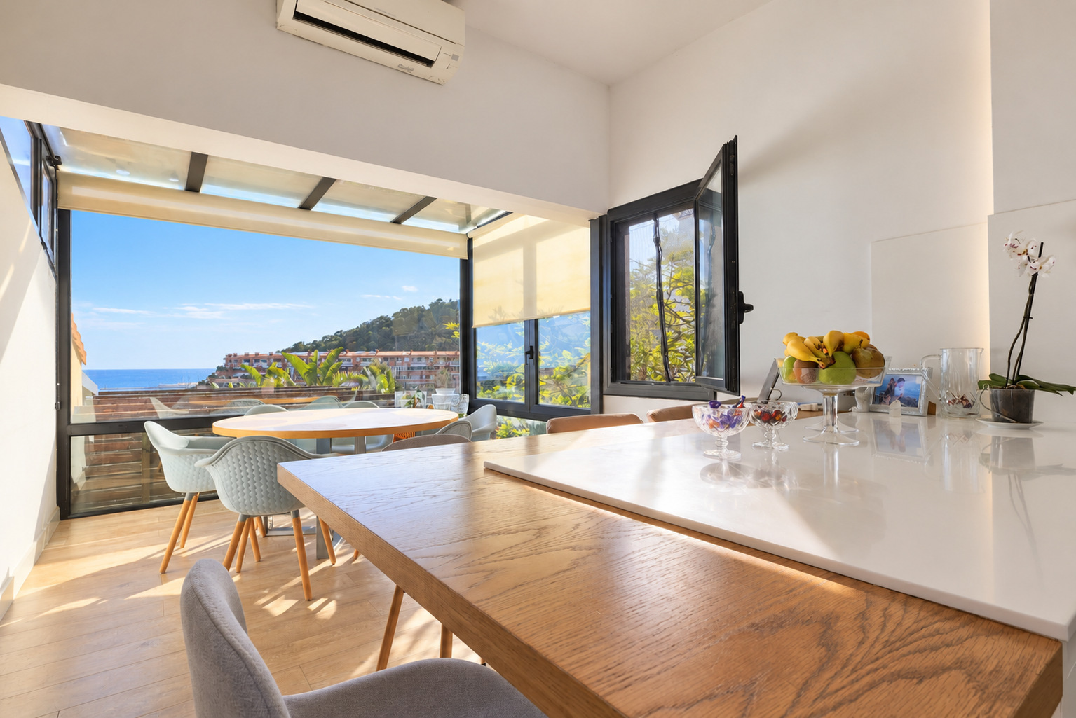 Casa pareada con vistas al mar en venta en Les Botigues de Sitges