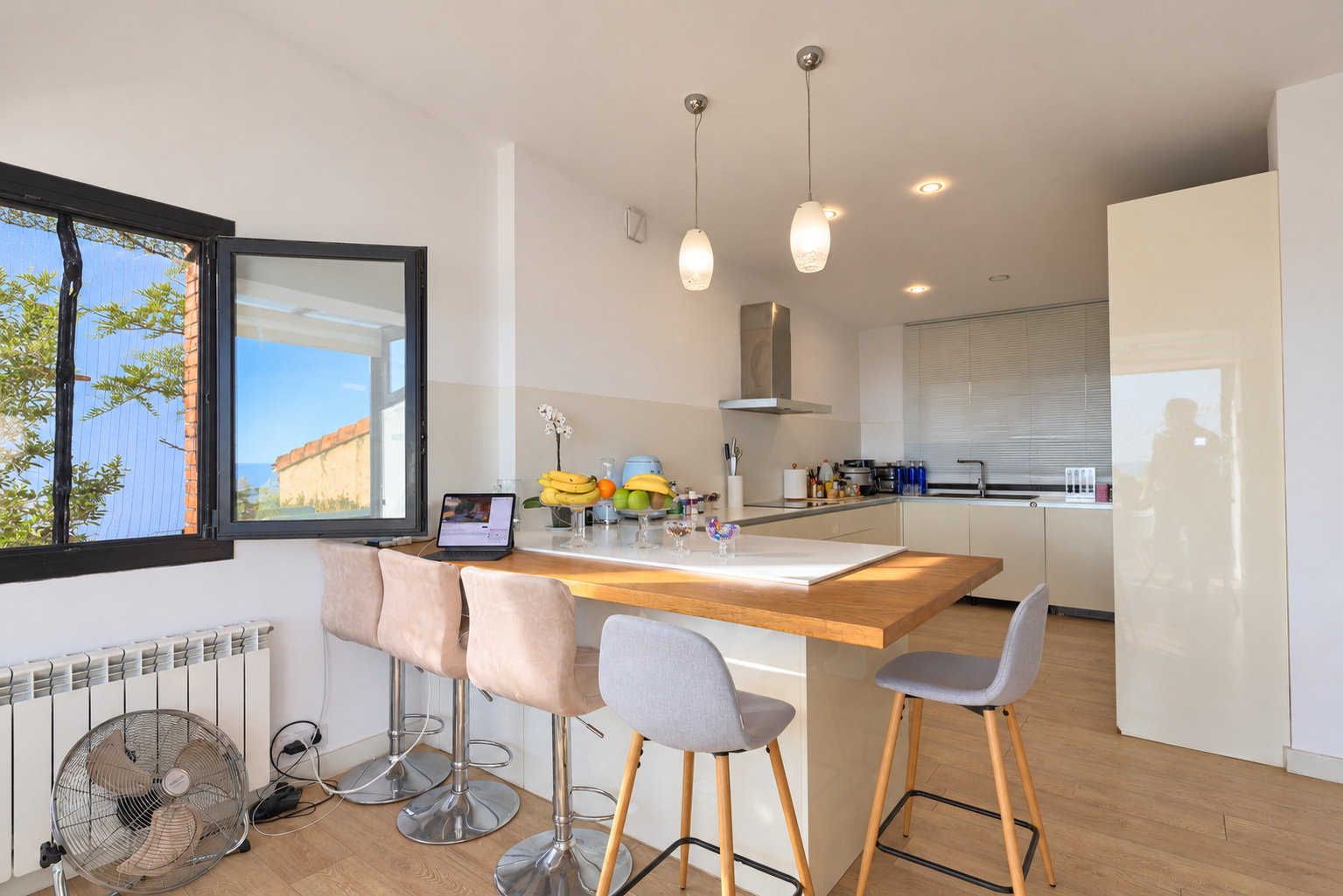 Casa pareada con vistas al mar en venta en Les Botigues de Sitges
