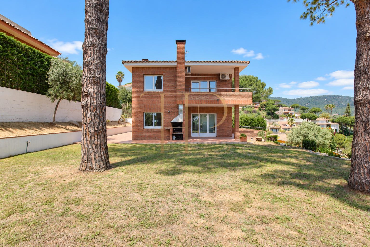Casa con piscina y vistas a la montaña en Cabrils