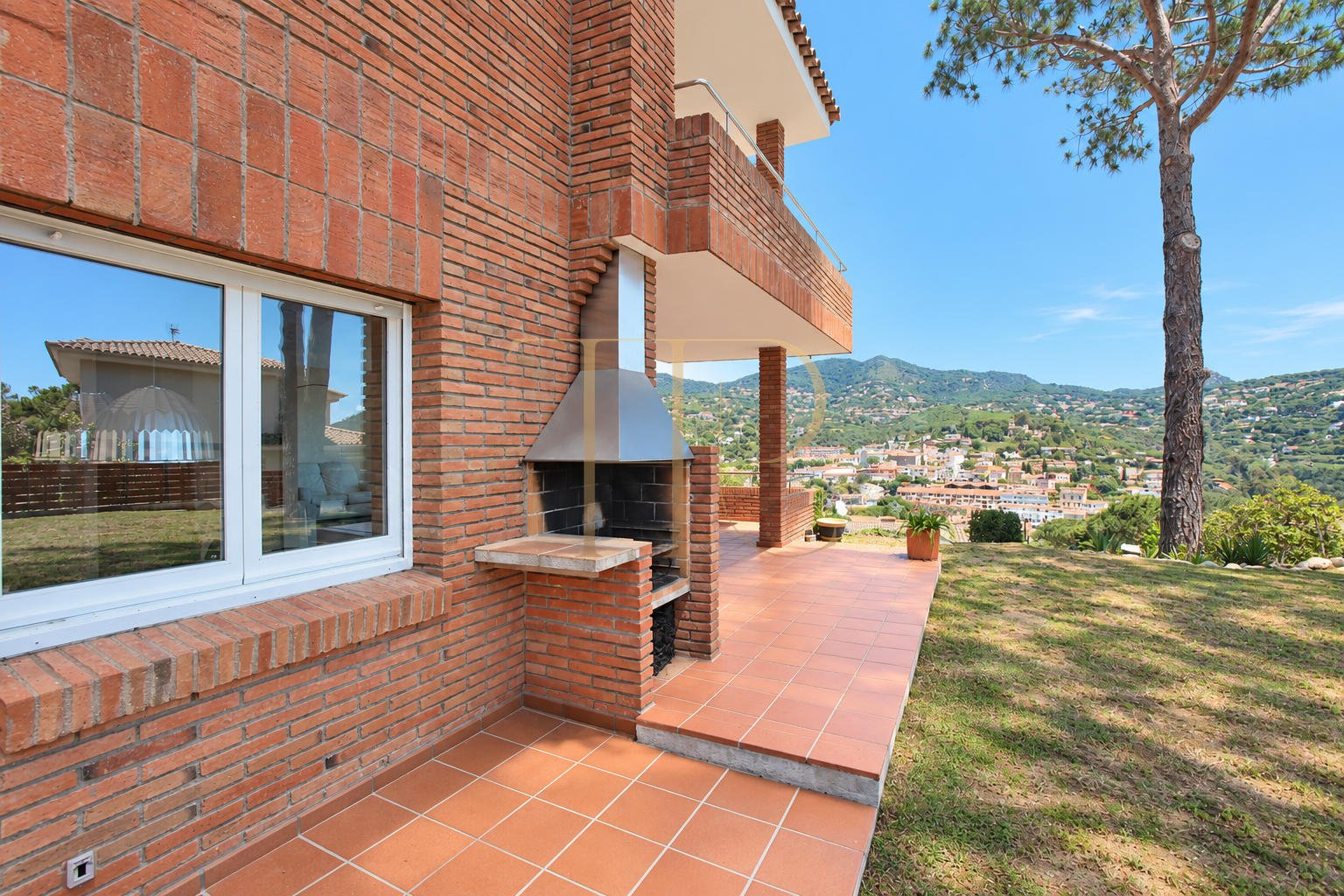 Casa con piscina y vistas a la montaña en Cabrils