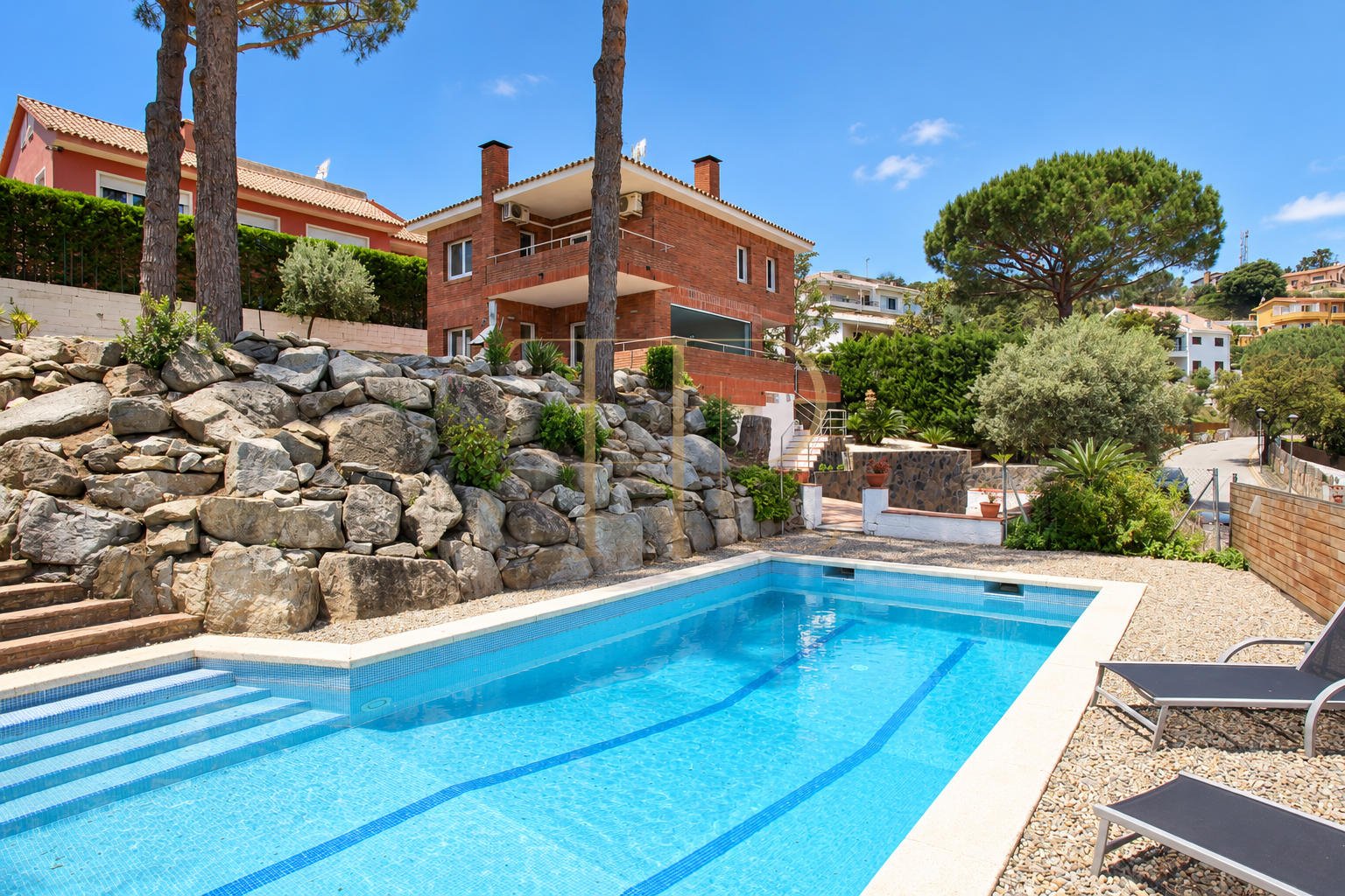 Casa con piscina y vistas a la montaña en Cabrils