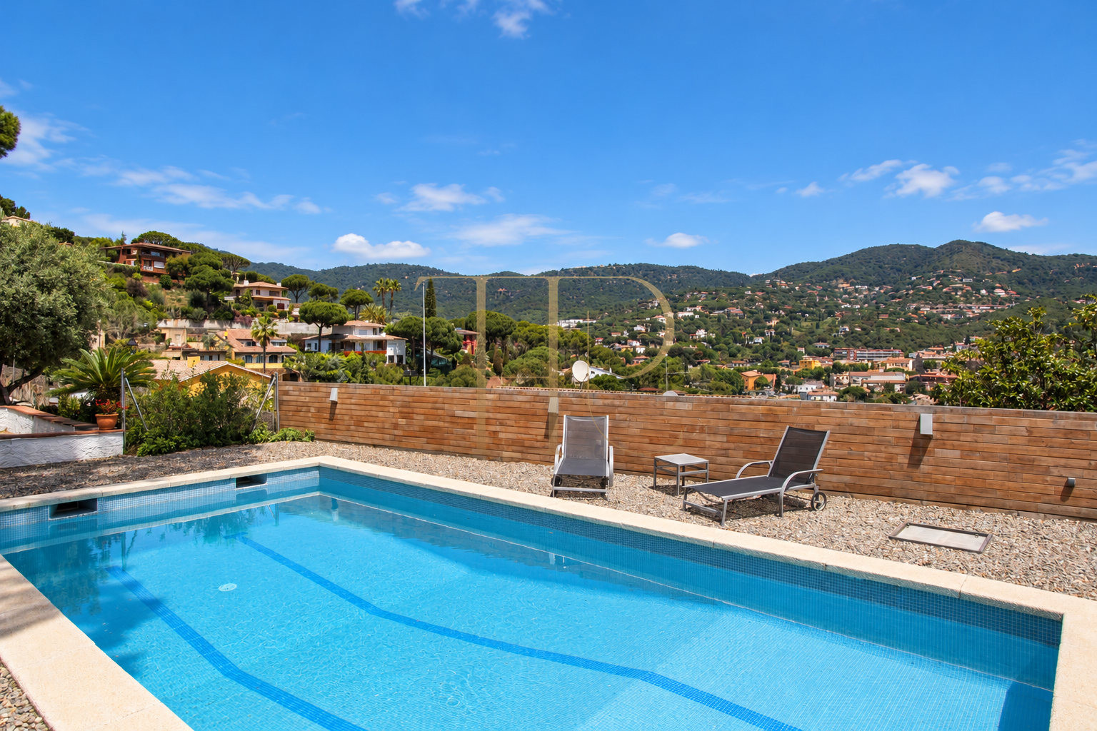 Casa con piscina y vistas a la montaña en Cabrils
