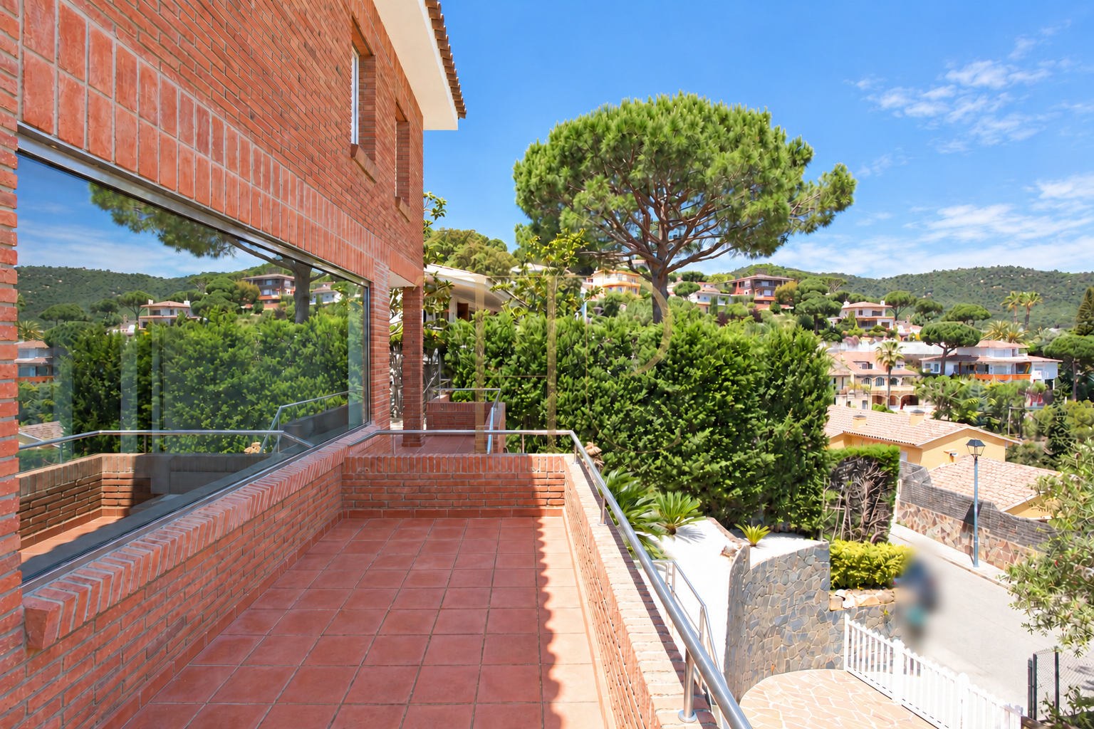 Casa con piscina y vistas a la montaña en Cabrils