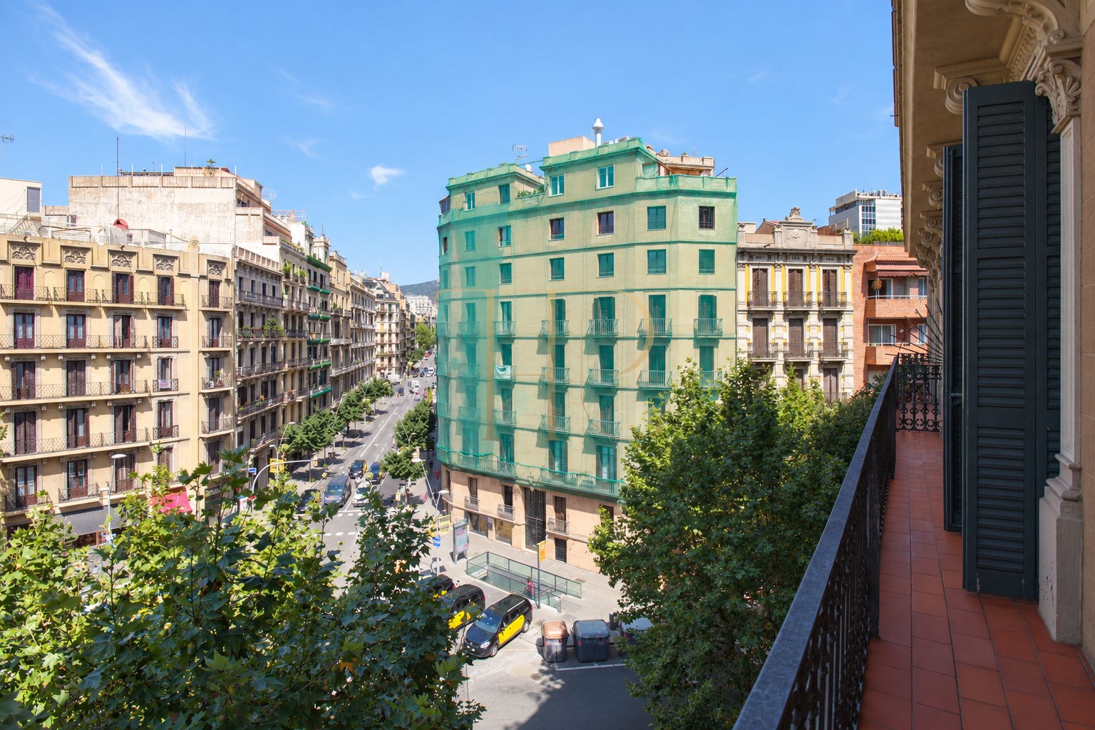 Piso con balcón en el centro de Barcelona — Alquilado