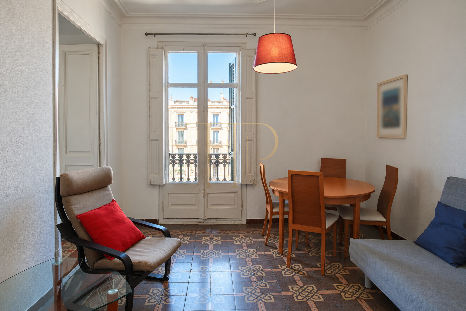 Piso con balcón en el centro de Barcelona — Alquilado