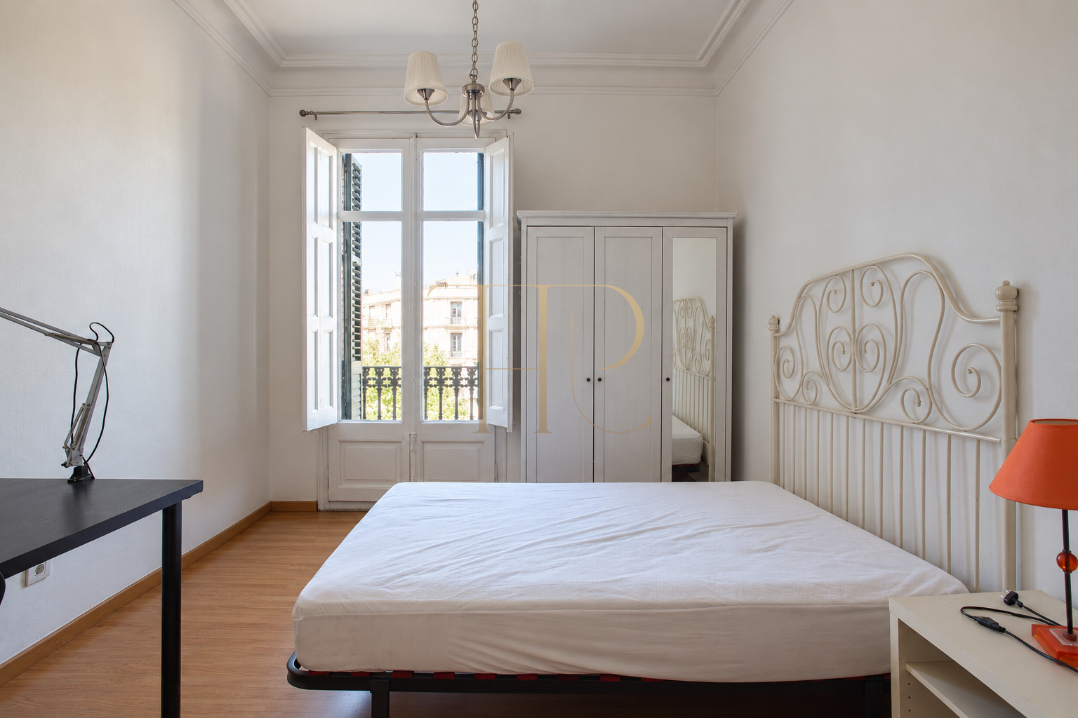 Piso con balcón en el centro de Barcelona — Alquilado